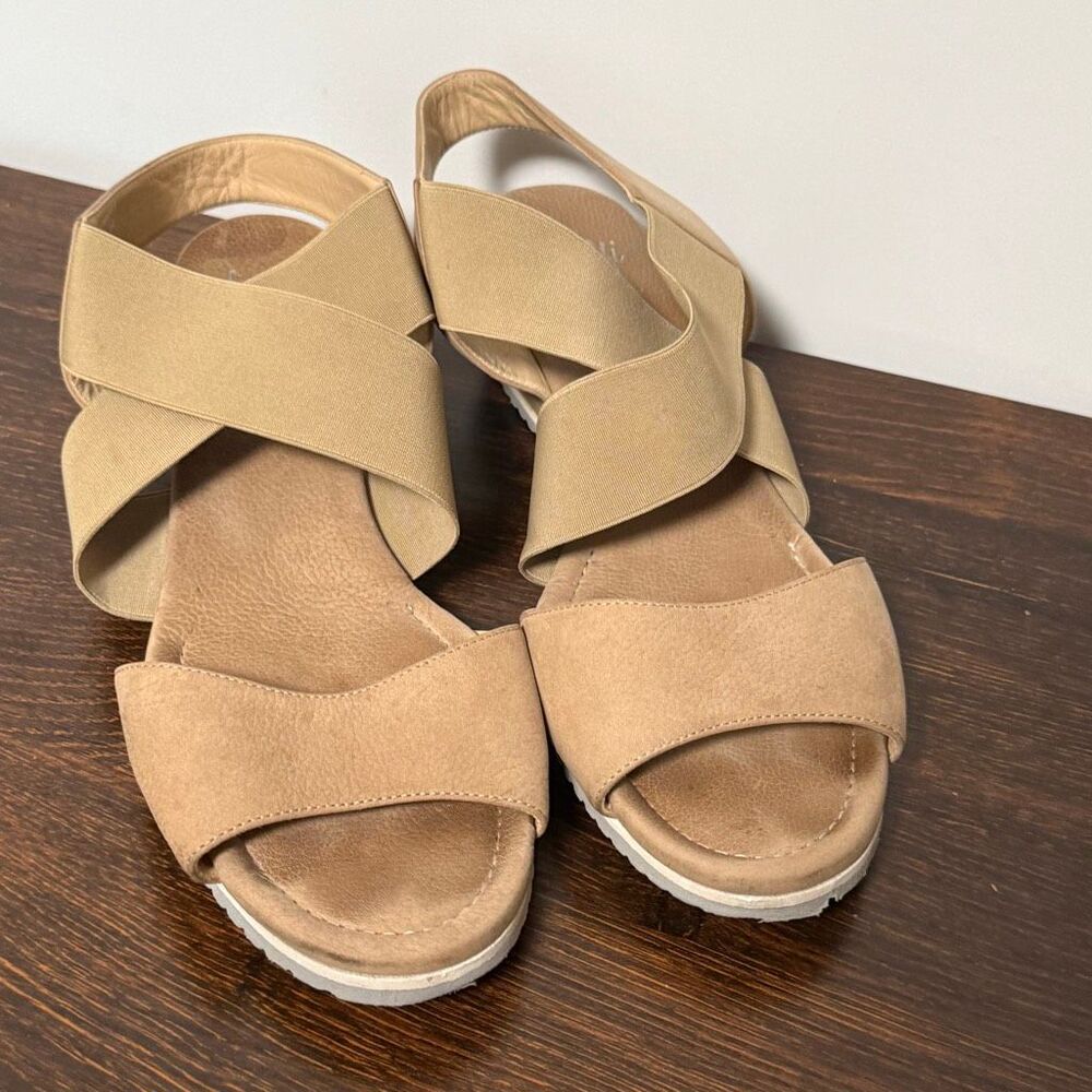 Amalfi Womens tan 1.5" heel elastic strap suade sandal Size 11 Narrow